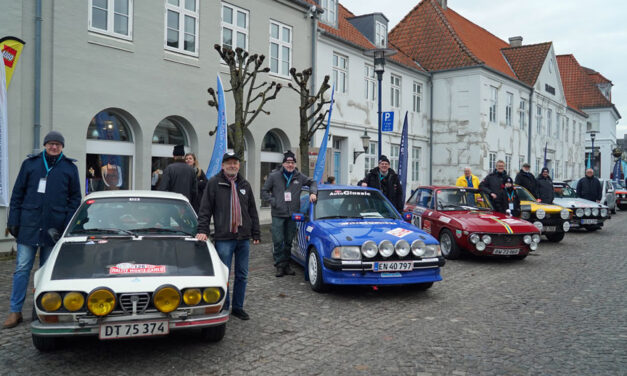 Assens var fyldt med tilskuere og gamle biler, da de fem danske deltagere i det 28’ Rallye Monte Carlo Historique blev sendt mod Frankrig.