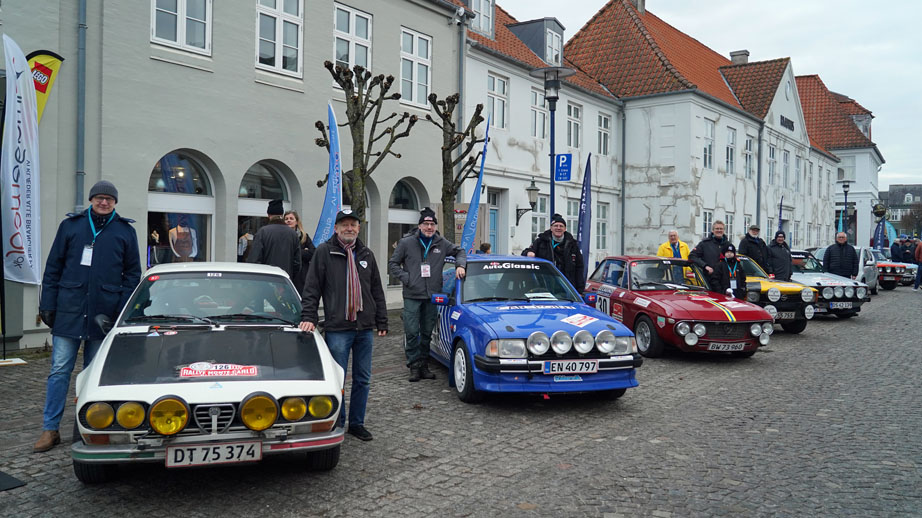 Assens var fyldt med tilskuere og gamle biler, da de fem danske deltagere i det 28’ Rallye Monte Carlo Historique blev sendt mod Frankrig.